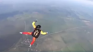 Esto pasó con una paracaidista novata en Rusia. | Video: Canal N