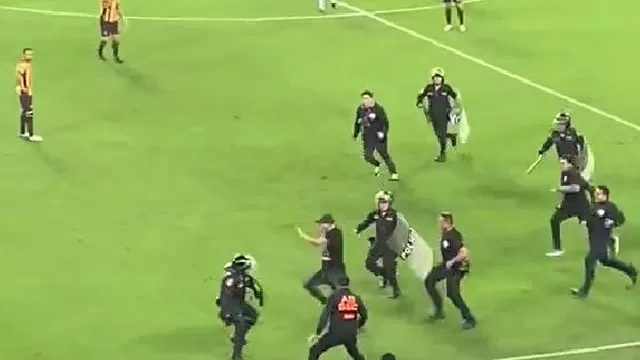 Sporting Cristal vs. The Strongest: Hincha ingresó a la cancha y burló a la policías