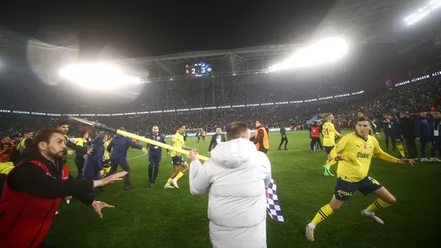 Fenerbahce celebró en la cancha del Trabzonspor y los hinchas ingresaron a la cancha. | Video: Marca
