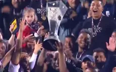 Alianza Lima campeón: Ballón, Farfán y 'Chicho' Salas levantaron el trofeo de la Liga 1 - Noticias de campeon