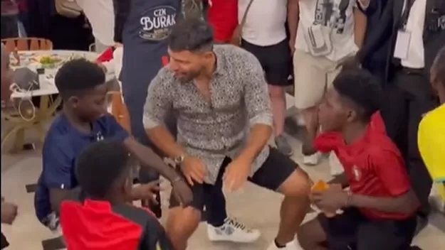 ¡Armó la fiesta! El Kun Agüero baila con niños en Qatar