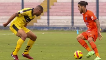 Beto da Silva pasó entre dos jugadores de Cantolao en una magnífica jugada