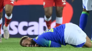 Terrible entrada contra Neymar. | Foto: AFP/Video: Espn