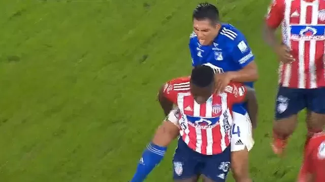 Futbolista ayuda a su rival lesionado a salir de la cancha