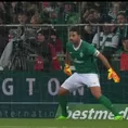 Claudio Pizarro atajó un penal en su partido de despedida