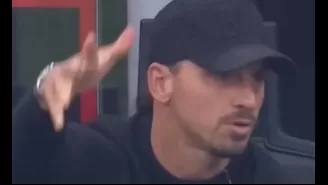 Zlatan Ibrahimovic molestando a sus compañeros 