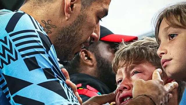 El consuelo de Luis Suárez a su hijo Benjamín tras quedar fuera de Qatar 2022