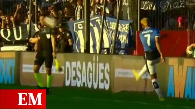 Copa Argentina: Diego Valoyes se enojó y le tiró un pelotazo al juez de línea