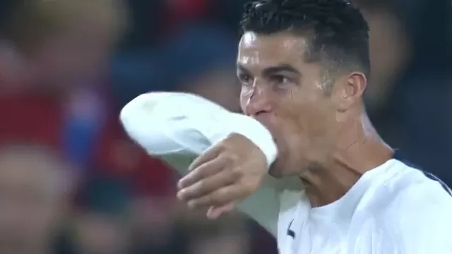 Cristiano Ronaldo cometió penal por una insólita mano ante República Checa