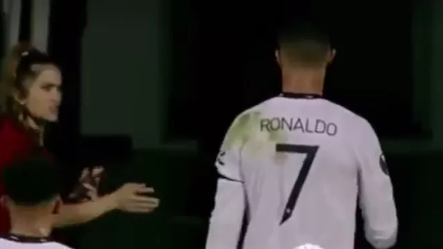 Cristiano Ronaldo desairó a una fanática que le pidió una foto