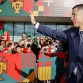 Cristiano firma autógrafos y se toma fotos con hinchas antes de partir a Qatar