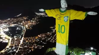 La camiseta con la '10' de Pelé se proyectó en la imponente imagen del Cristo Redentor / Foto: AFP