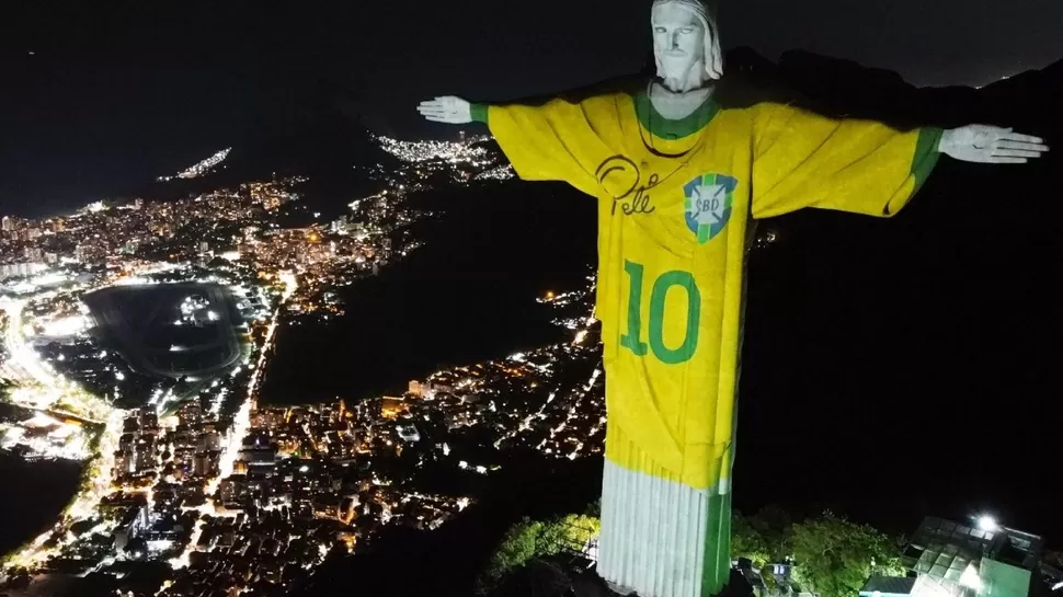 La camiseta con la &#39;10&#39; de Pelé se proyectó en la imponente imagen del Cristo Redentor / Foto: AFP