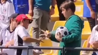  ¡Disputa por balón se resuelve con un 'piedra, papel o tijera! 