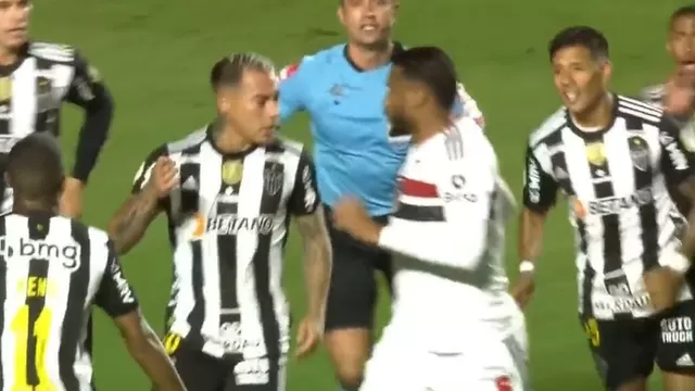 Eduardo Vargas anotó de penal y su festejo generó la reacción de jugador de Sao Paulo