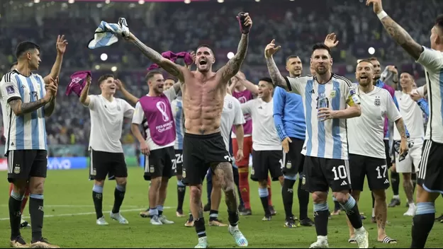 El festejo de Lionel Messi y la Albiceleste tras clasificar a cuartos del Mundial