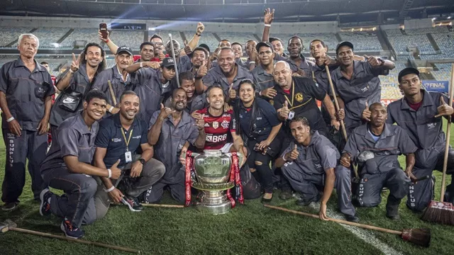 Flamengo: Diego compartió la Copa de Brasil con el personal de limpieza del Maracaná