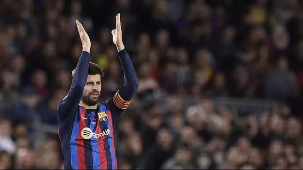 Entre lágrimas y el público de pie: Piqué se despidió así del Camp Nou