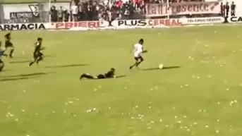 ¡Golazo! Los rivales en el piso y el público de pie