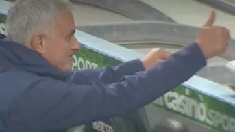 ¡Grande ‘Mou’!: Emotivo gesto de Mourinho con niño hincha de la Roma