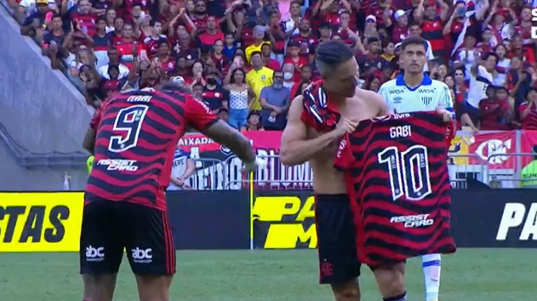 Diego le entrega la #10 del Flamengo a Gabigol