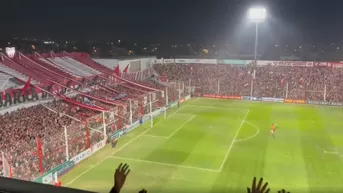 ¡Hinchas alientan al ritmo de Celia Cruz!