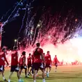 ¡Impresionante apoyo de hinchas en entrenamiento del Olympiacos!