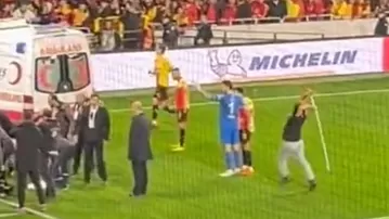 ¡Insólito! Hincha ataca a portero en el fútbol turco