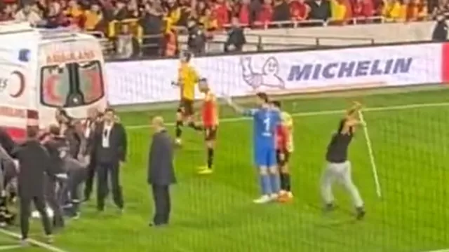 Hincha ataca a portero en el fútbol turco