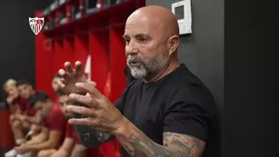 Jorge Sampaoli fue presentado como DT del Sevilla y de inmediato fue al vestuario