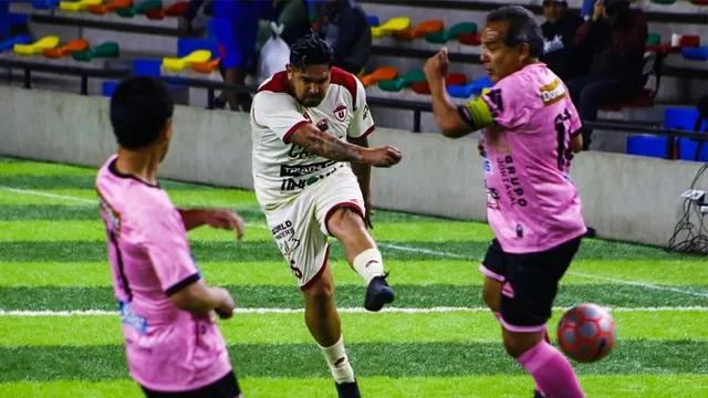 Genial doblete de Juan Vargas. | Foto: @copaleyendasf7/Video: Gol Perú