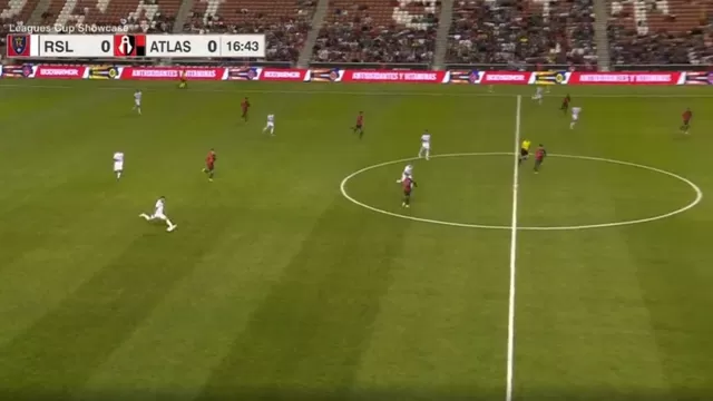 Espectacular gol desde antes de llegar a la mitad del campo. | Video: Espn