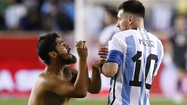 Lionel Messi: El hincha que saltó a la cancha mostró cómo le quedó la espalda