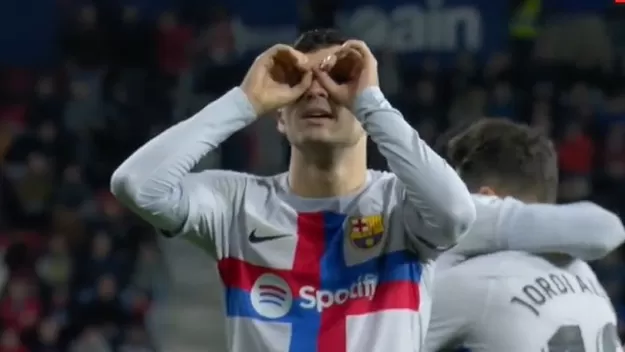 ¡A lo Lewandowski!: Pedri no se apura dentro del área y pone el empate para el Barcelona