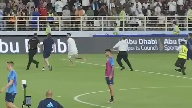 ¡Locura por Messi!: Fanático invade entrenamiento de Argentina