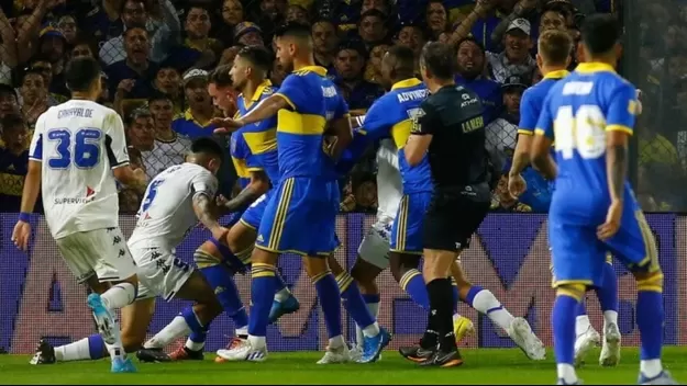 Luis Advíncula sufrió violenta patada, reaccionó y se desató una fuerte trifulca