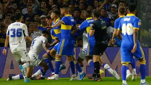Terrible falta contra Luis Advíncula. | Foto: TyC Sports/Video: Espn