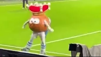 La mascota de la Real Sociedad hace delirar a las tribunas con el 'siuuu' de Cristiano Ronaldo