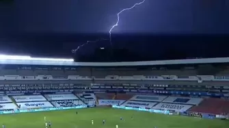 El partido estuvo marcado por la caída de truenos y relámpagos. | Video: América Televisión (Fuente: Fox Sports)