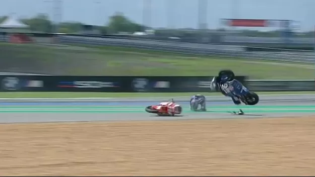 Moto2: Impactante accidente entre Albert Arenas y Joe Roberts en Tailandia