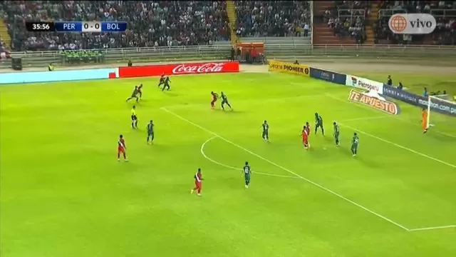 Perú vs. Bolivia: Quispe y Cueva superan a rivales con una &#39;pared&#39;