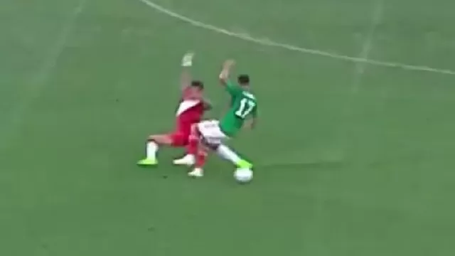 Perú vs. México: Gianluca Lapadula la pasó mal ante Luis Chávez en jugada dividida