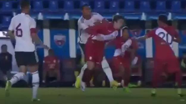 Perú vs. México: Juan Pablo Goicochea sufrió violento empujón por la espalda