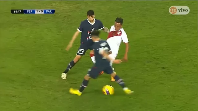 Perú vs. Paraguay: Christian Cueva humilló a rival con harto &#39;chocolate&#39;