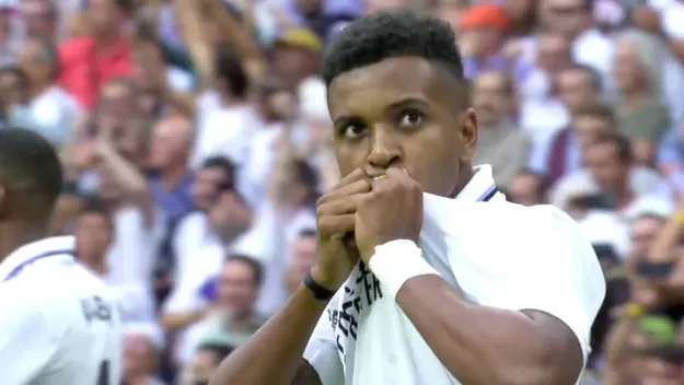 Real Madrid vs. Barcelona: Rodrygo de penal revisado por el VAR anotó el 3-1