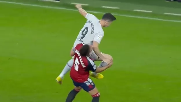 ¡Roja para el polaco!: Lewandowski expulsado vs Osasuna