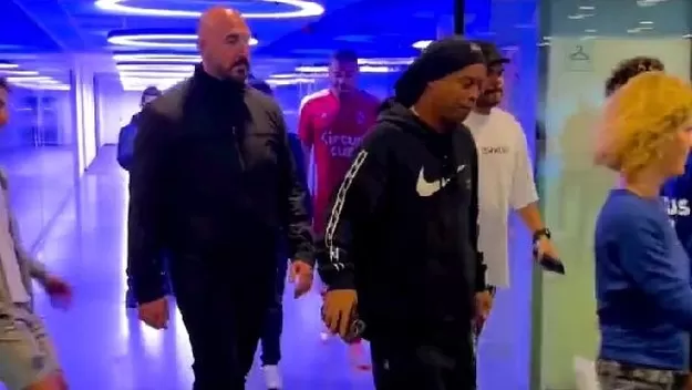 Ronaldinho no soportó una 'huacha' mientras caminaba y así reaccionó