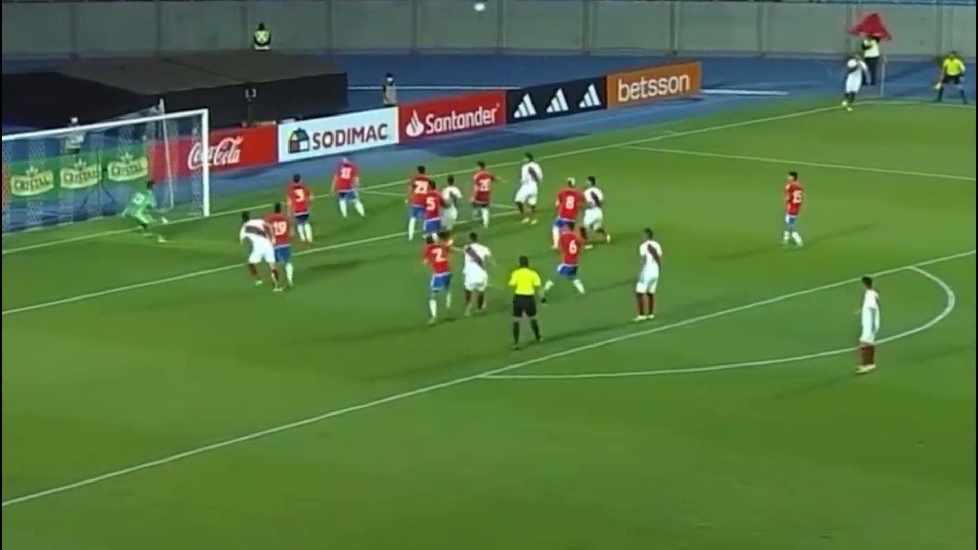 Selección peruana sub-23: Yuriel Celi casi marca un golazo olímpico ante Chile