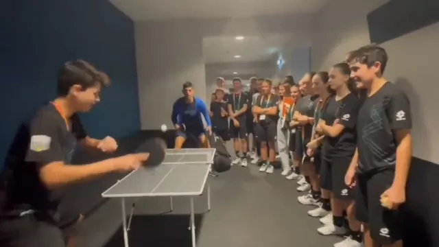 El sueño de todo ‘ball boy’: ¡Partida de ping pong vs Djokovic!