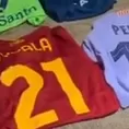 ¡El sueño de todo ‘pelotero’!: ‘Peque’ Schwartzman y una gran colección de camisetas de fútbol